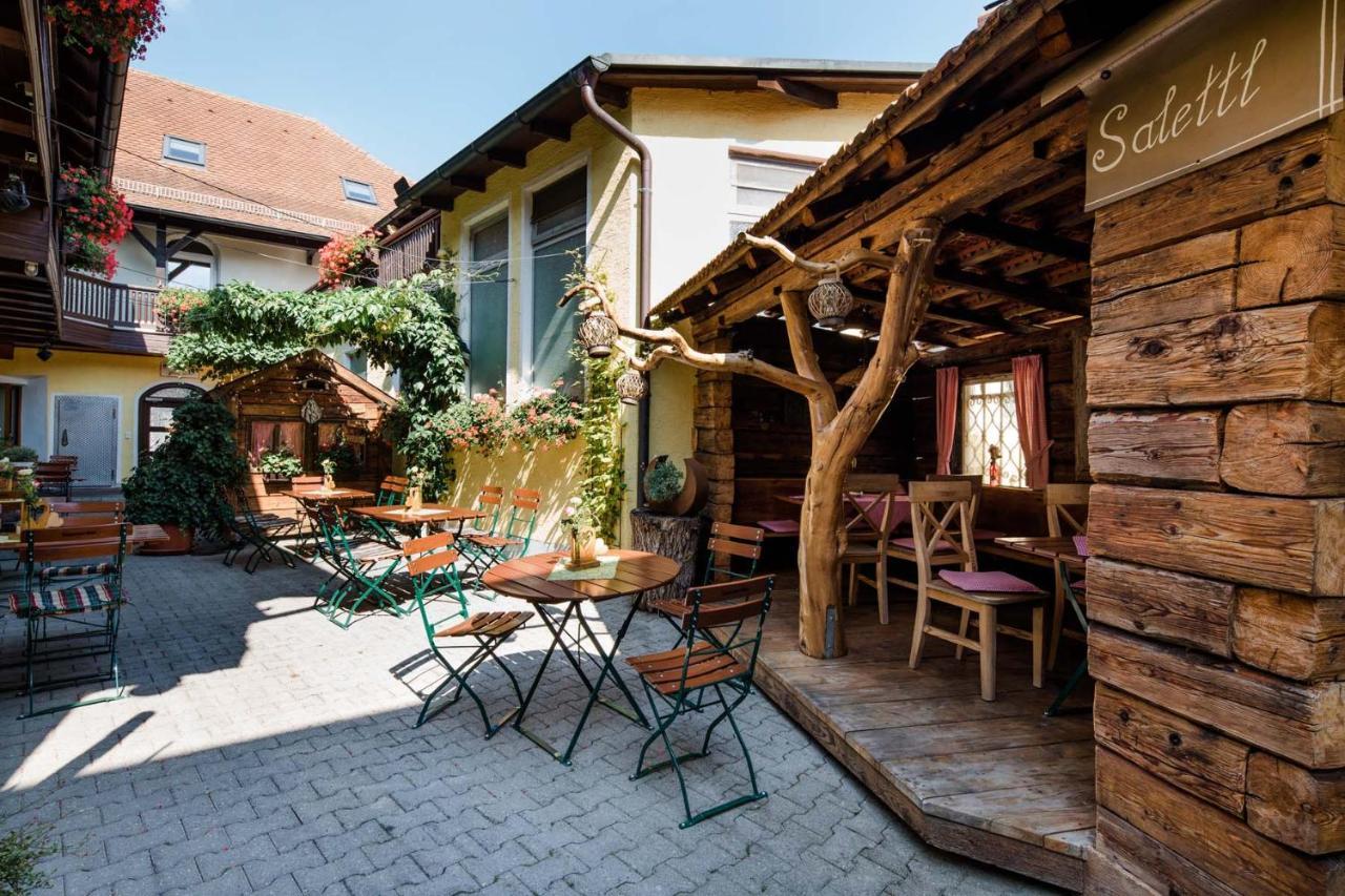Hotel Bayrischer Loewe Osterhofen Exterior foto