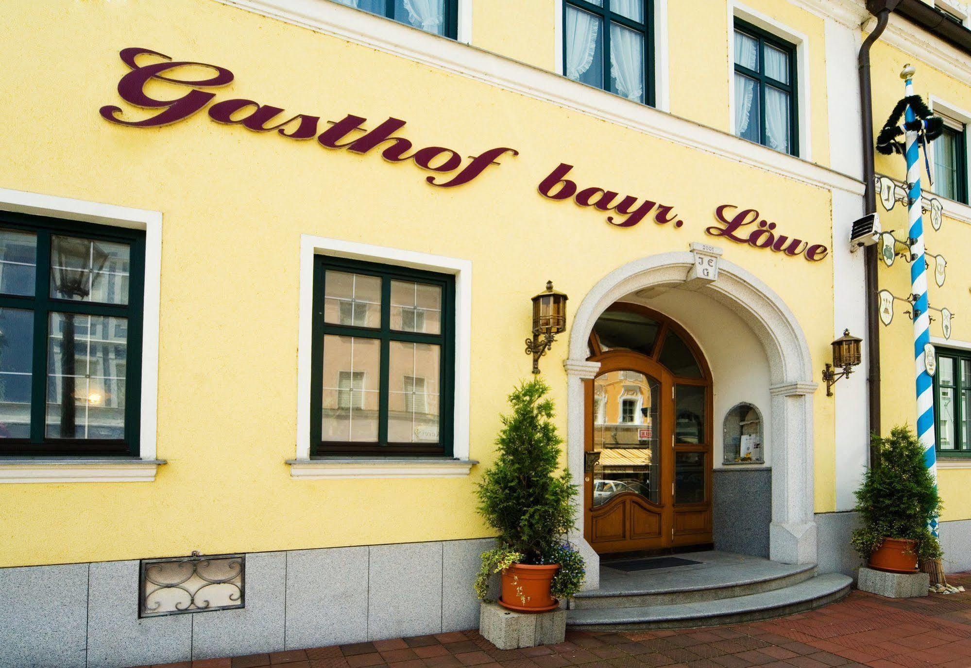 Hotel Bayrischer Loewe Osterhofen Exterior foto