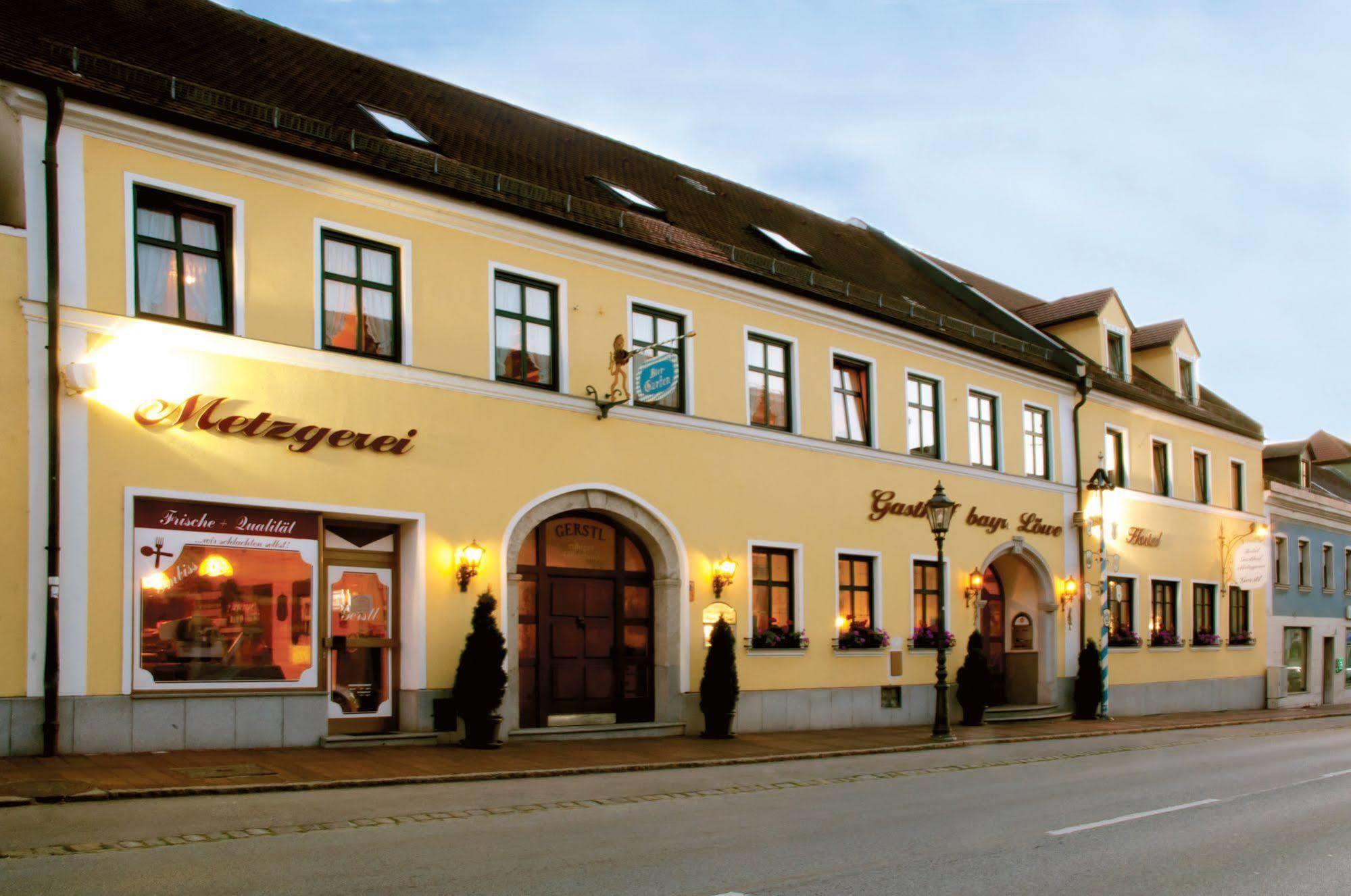 Hotel Bayrischer Loewe Osterhofen Exterior foto